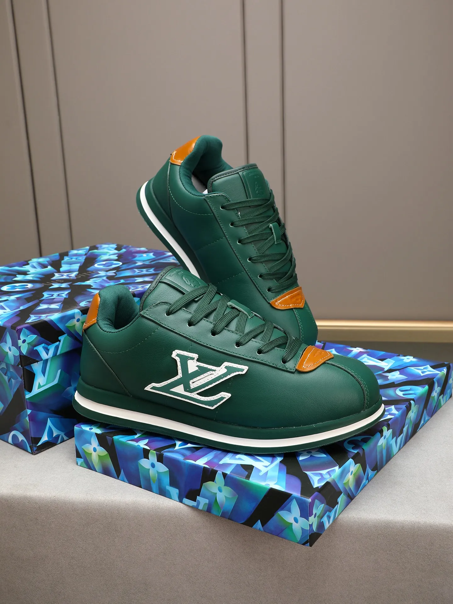 Men's Men's Shoes 💰500 LV Louis Vuitton L Jialu Brand Runner Tatic Series Thick-soled Casual Sports Shoes Running Shoes Original purchase, development, production This LV Runner Tatic sports shoe combines technical materials such as mesh fabric and ribbons to interpret the inspiration of traditional mountaineering shoes. LV letters are written on one side, the lariat buckle of the quick lacing system is embellished with Monogram flowers and Louis Vuitton logos, and the light and wear-resistant rubber outsole completes the whole. ▪️Fabric: Original imported cowhide + mesh ▪️Inner lining: Original customized breathable mesh ▪️Sole: Original open-molded anti-slip rubber combination material ▪️Size: Men's 40-44 (45 46 customized)